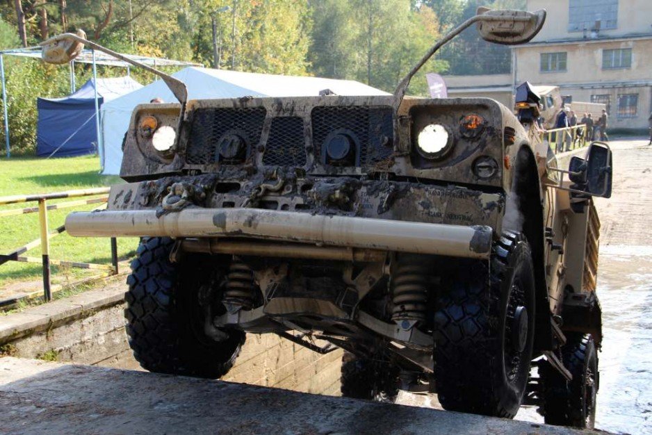 M-ATV SF w widoku od przodu - dobrze widoczna dodatkowa belka i szczegóły konstrukcji zawieszenia.