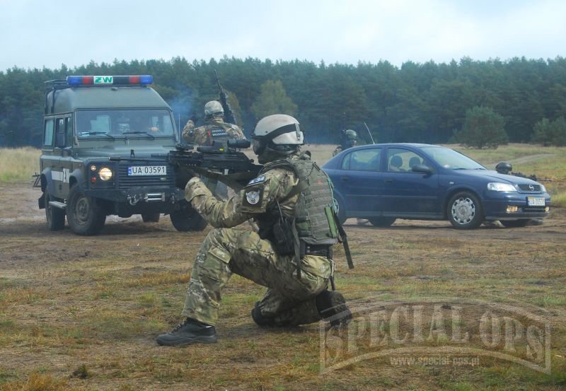 Pod osłoną ognia VIP zajmuje miejsce w pojeździe – kolumna jest gotowa do ewakuacji z zagrożonego rejonu
