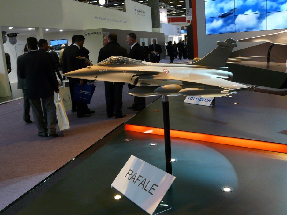 Model samolotu Rafale na stoisku firmy Dassault Aviation.