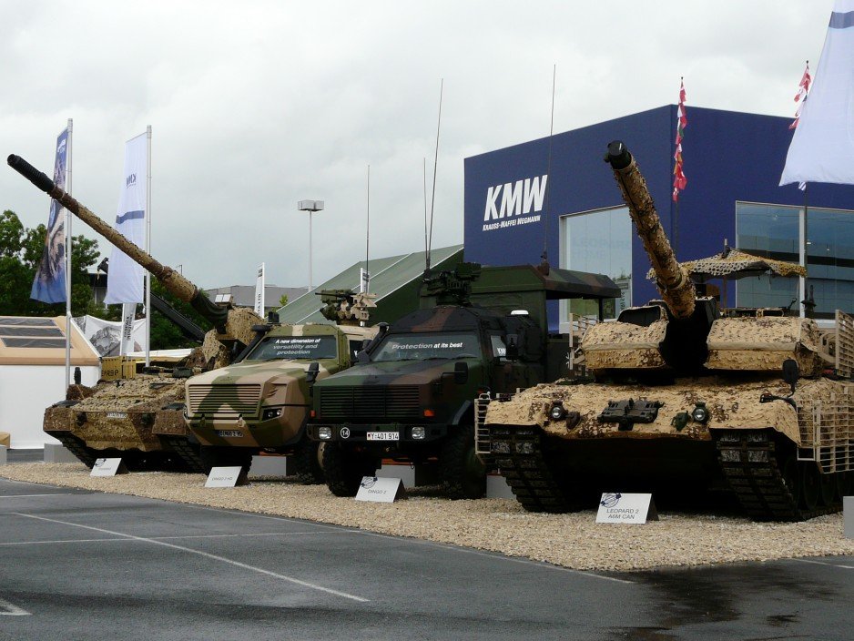 Ekspozycja firmy KMW: Leopard 2 CAN, Dingo, Dingo 2 i PzH2000.
