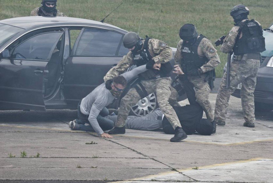 Święto 49. Bazy Lotniczej w Pruszczu Gdańskim - pokaz dynamiczny funkcjonariuszy Wydziału Zabezpieczenia Działań Morskiego Oddziału Straży Granicznej (4 czerwca, 2016 r.).