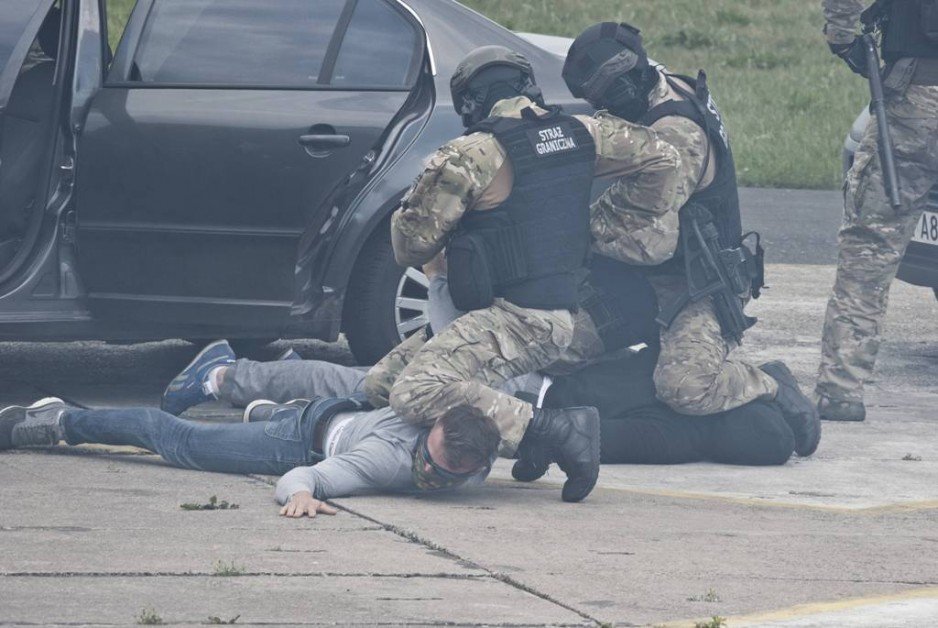 Święto 49. Bazy Lotniczej w Pruszczu Gdańskim - pokaz dynamiczny funkcjonariuszy Wydziału Zabezpieczenia Działań Morskiego Oddziału Straży Granicznej (4 czerwca, 2016 r.).