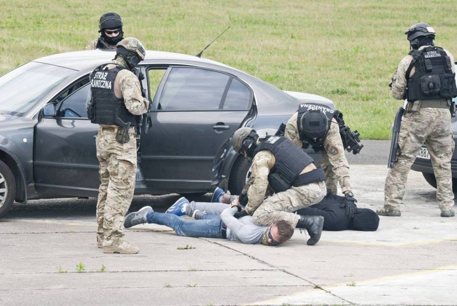 Święto 49. Bazy Lotniczej w Pruszczu Gdańskim - pokaz dynamiczny funkcjonariuszy Wydziału Zabezpieczenia Działań Morskiego Oddziału Straży Granicznej (4 czerwca, 2016 r.).