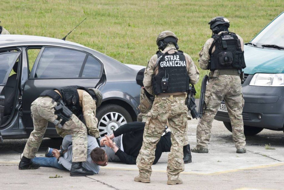 Święto 49. Bazy Lotniczej w Pruszczu Gdańskim - pokaz dynamiczny funkcjonariuszy Wydziału Zabezpieczenia Działań Morskiego Oddziału Straży Granicznej (4 czerwca, 2016 r.).
