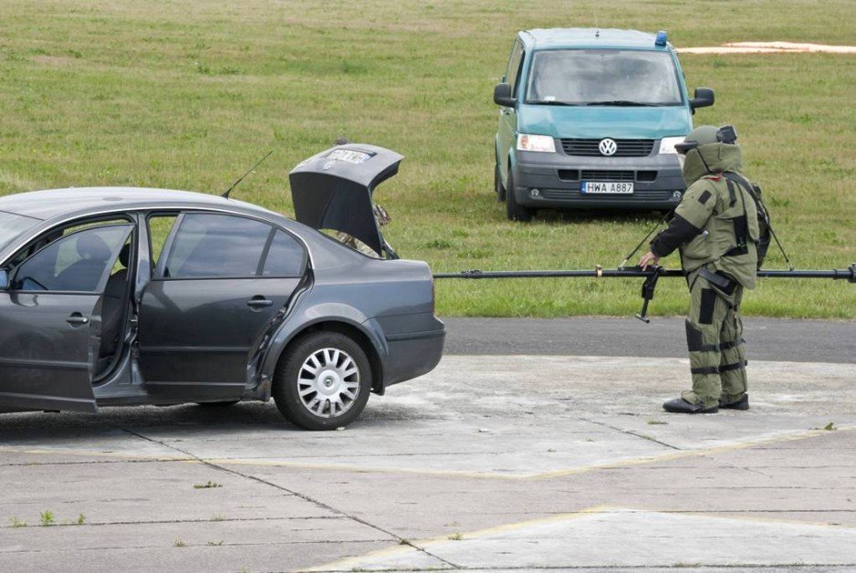 Święto 49. Bazy Lotniczej w Pruszczu Gdańskim - pokaz dynamiczny funkcjonariuszy Wydziału Zabezpieczenia Działań Morskiego Oddziału Straży Granicznej (4 czerwca, 2016 r.).