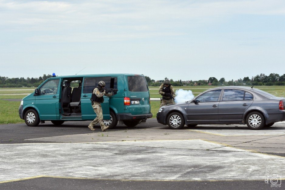 Święto 49. Bazy Lotniczej w Pruszczu Gdańskim - pokaz dynamiczny funkcjonariuszy Wydziału Zabezpieczenia Działań Morskiego Oddziału Straży Granicznej (4 czerwca, 2016 r.).