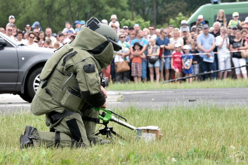 Święto 49. Bazy Lotniczej w Pruszczu Gdańskim - pokaz dynamiczny funkcjonariuszy Wydziału Zabezpieczenia Działań Morskiego Oddziału Straży Granicznej (4 czerwca, 2016 r.).