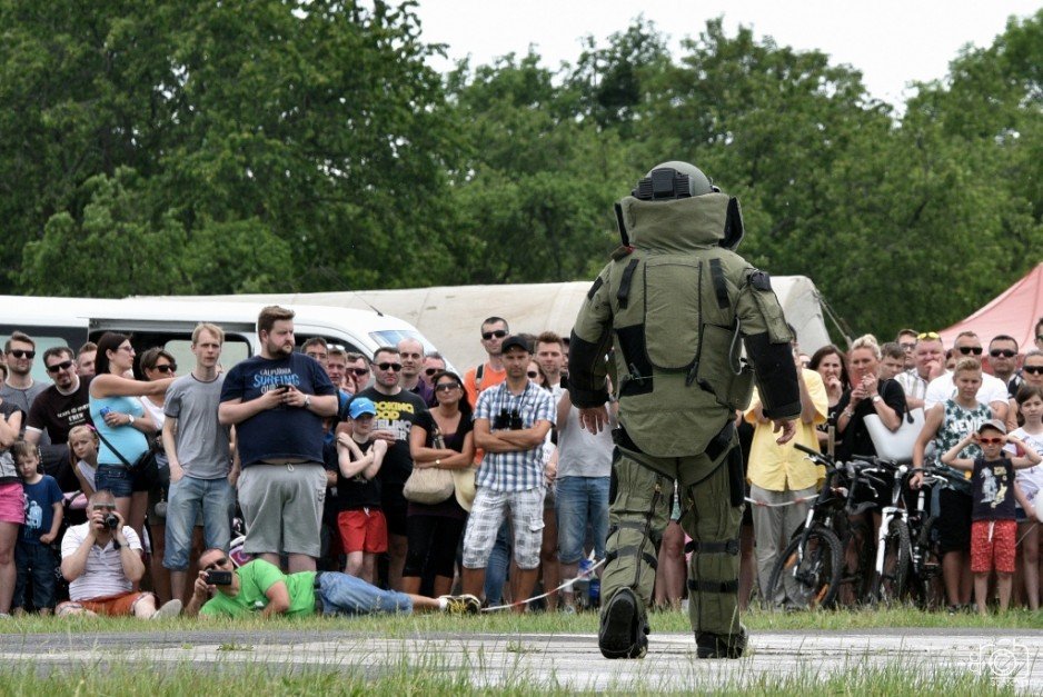 Święto 49. Bazy Lotniczej w Pruszczu Gdańskim - pokaz dynamiczny funkcjonariuszy Wydziału Zabezpieczenia Działań Morskiego Oddziału Straży Granicznej (4 czerwca, 2016 r.).