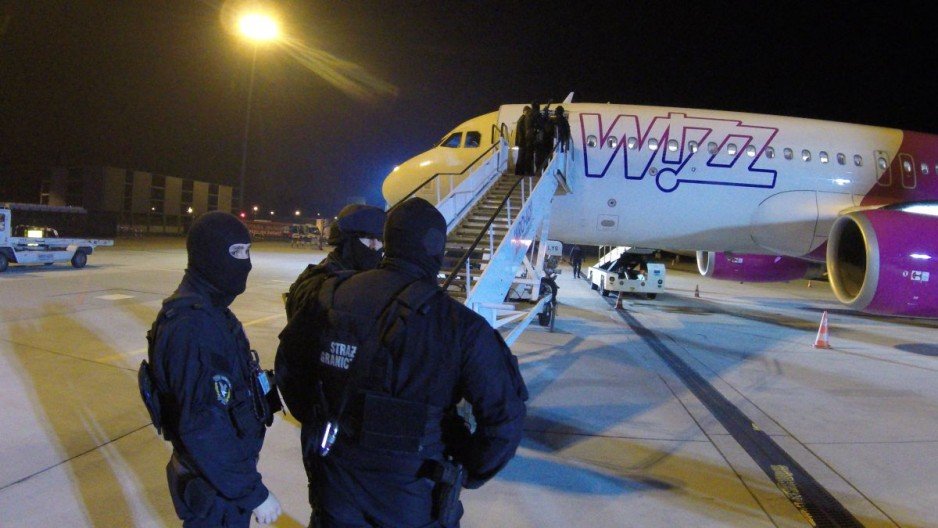 Ćwiczenia Zespołu Interwencji Specjalnych z Placówki Straży Granicznej we Wrocławiu–Strachowicach i funkcjonariuszy wrocławskiego Samodzielnego Pododdziału Antyterrorystycznego Policji z działań specjalnych na pokładzie samolotu na lotnisku we Wrocławiu.
