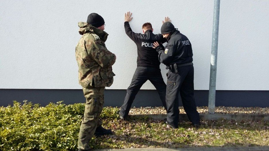 Szkolenie niemieckich policjantów z Frankfurtu nad Odrą i strażników granicznych Grupy ds. Wspólnej Placówki z siedzibą w Świecku w zakresie taktyki i technik interwencji.