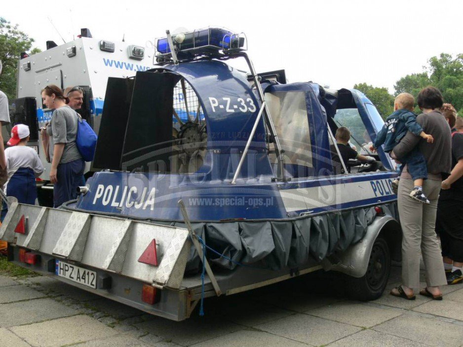 Policyjny poduszkowiec używany przede na akwenach.