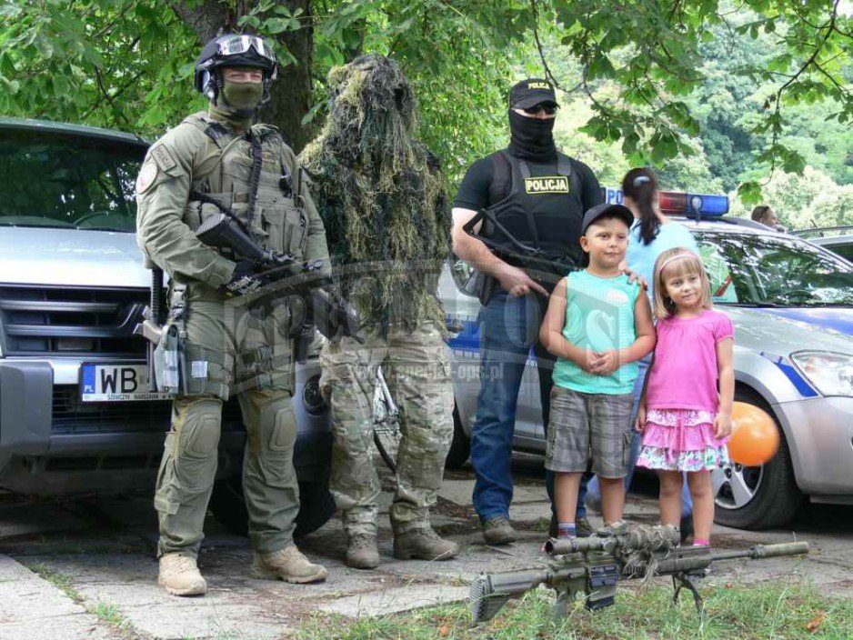 Kiedyś atrakcją było zdjęcie z misiem, dziś - z antyterrorystą. ;)
