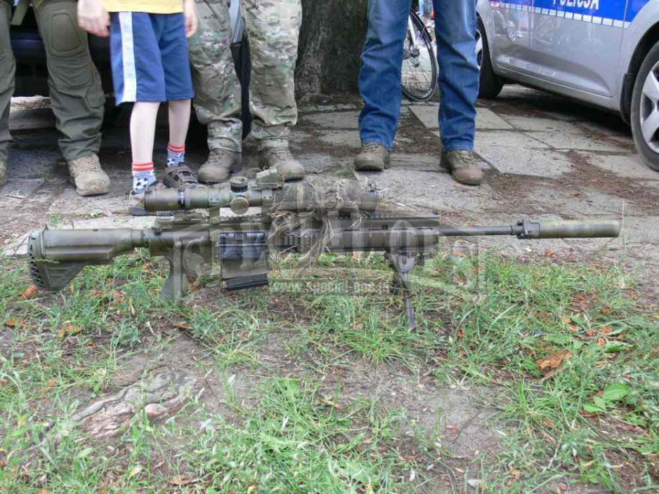 Karabin HK417 policyjnego snajpera.