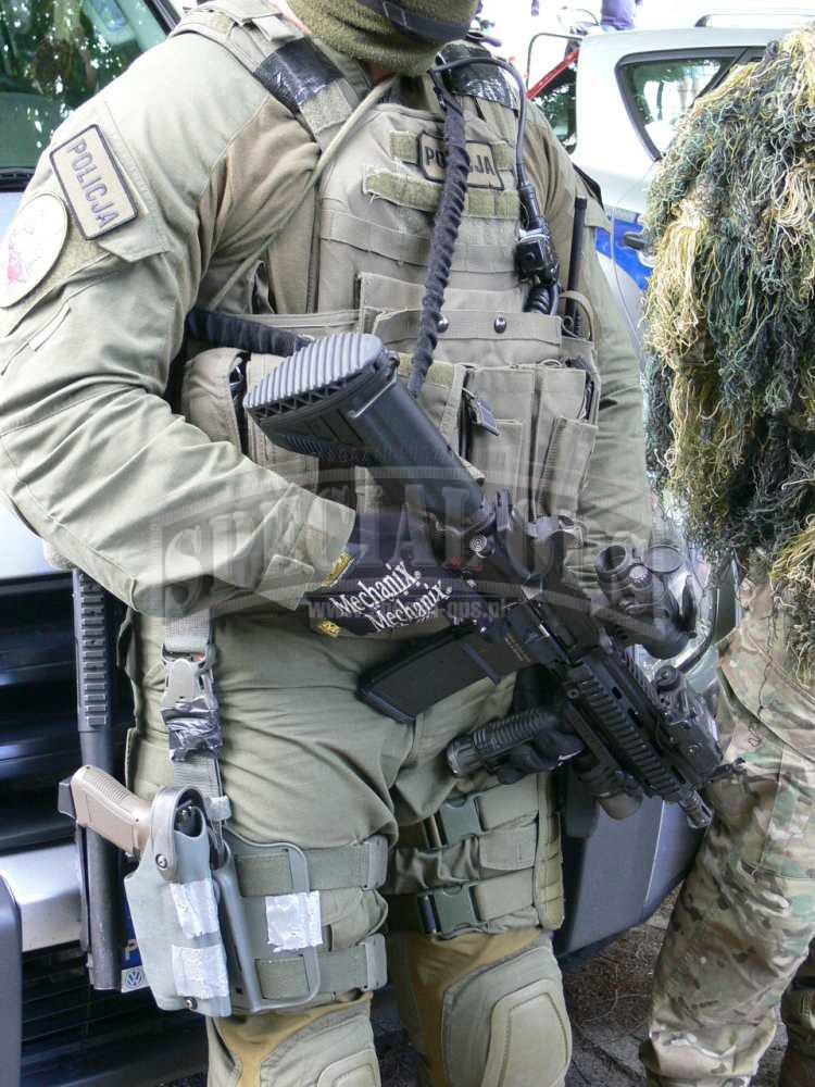 Funkcjonariusz Policji z karabinkiem HK416.