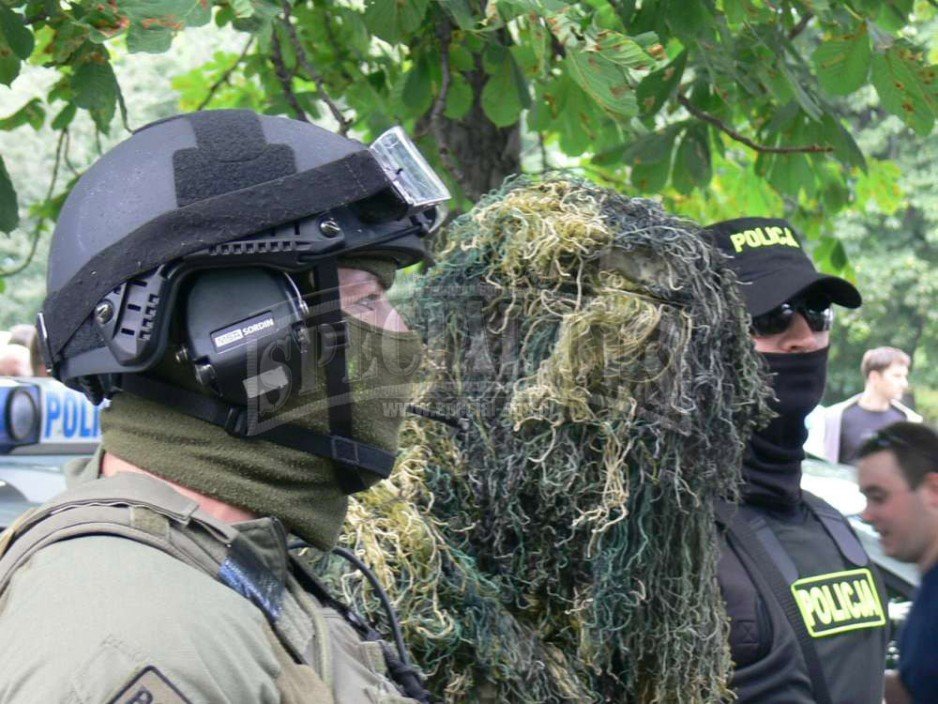 Funkcjonariusz Policji w hełmie Ops-Core FAST.
