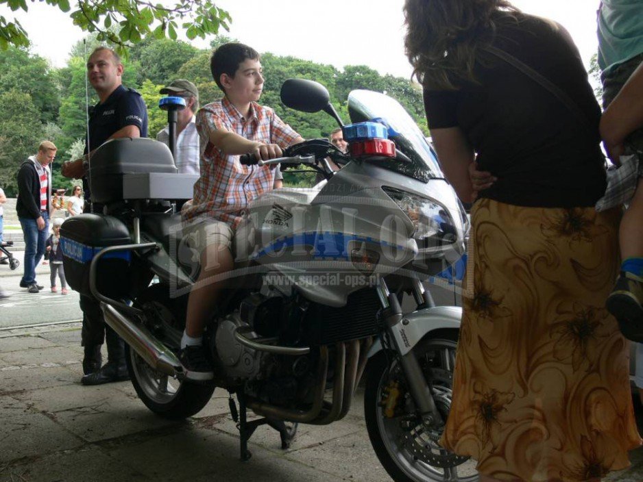 Pojazdy Policji, a zwłaszcza motocykle, zawsze są atrakcją dla najmłodszych.