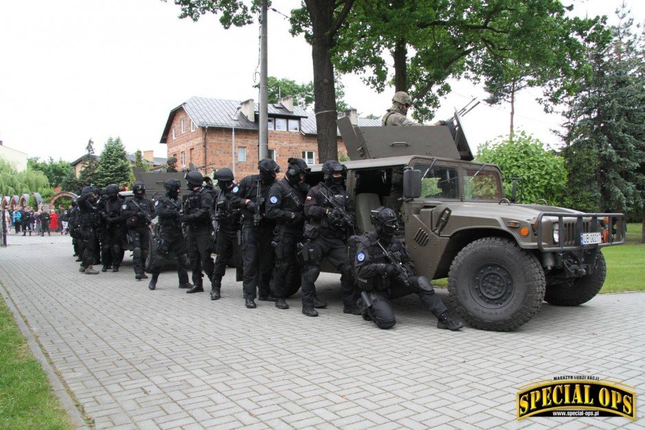 IV Zawody i Warsztaty Ratownictwa Taktycznego Grup Interwencyjnych Służby Więziennej Tactical Prison Rescue - 23-26.05.2017 - Wołów/Brzeg Dolny. - etap rozgrzewkowy w liceum.
