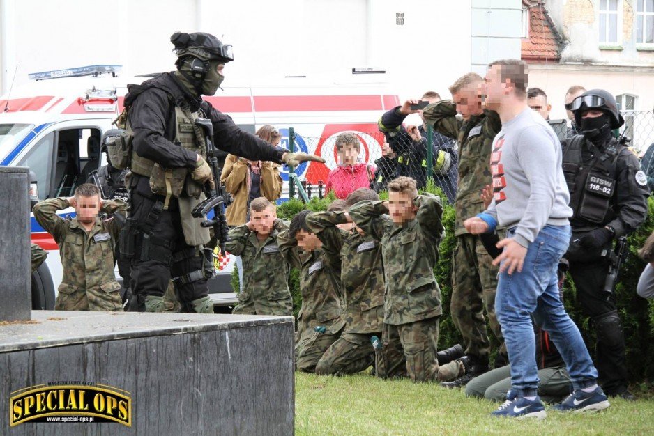 IV Zawody i Warsztaty Ratownictwa Taktycznego Grup Interwencyjnych Służby Więziennej Tactical Prison Rescue - 23-26.05.2017 - Wołów/Brzeg Dolny. - etap rozgrzewkowy w liceum.