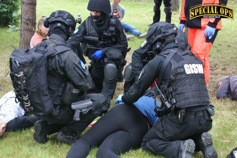 IV Zawody i Warsztaty Ratownictwa Taktycznego Grup Interwencyjnych Służby Więziennej Tactical Prison Rescue - 23-26.05.2017 - Wołów/Brzeg Dolny. - etap rozgrzewkowy w liceum.