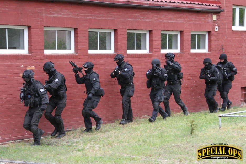 IV Zawody i Warsztaty Ratownictwa Taktycznego Grup Interwencyjnych Służby Więziennej Tactical Prison Rescue - 23-26.05.2017 - Wołów/Brzeg Dolny. - etap rozgrzewkowy w liceum.
