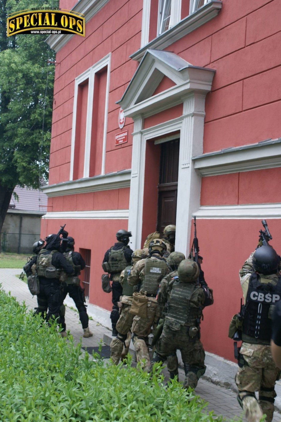 IV Zawody i Warsztaty Ratownictwa Taktycznego Grup Interwencyjnych Służby Więziennej Tactical Prison Rescue - 23-26.05.2017 - Wołów/Brzeg Dolny. - etap rozgrzewkowy w liceum.