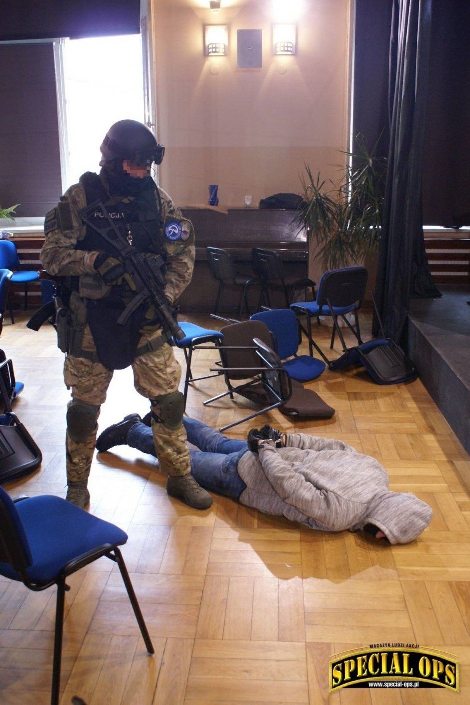 IV Zawody i Warsztaty Ratownictwa Taktycznego Grup Interwencyjnych Służby Więziennej Tactical Prison Rescue - 23-26.05.2017 - Wołów/Brzeg Dolny. - etap rozgrzewkowy w liceum.