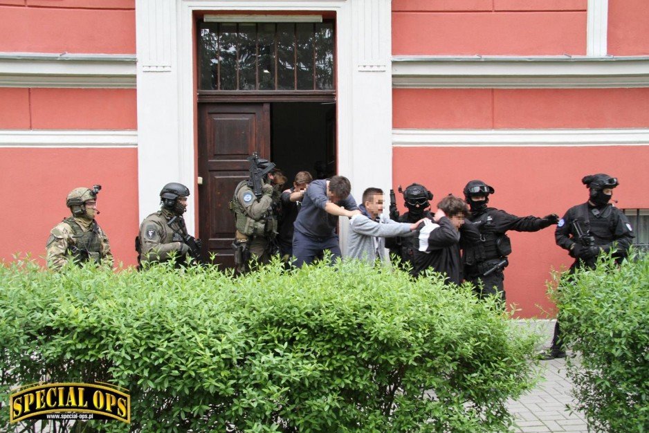 IV Zawody i Warsztaty Ratownictwa Taktycznego Grup Interwencyjnych Służby Więziennej Tactical Prison Rescue - 23-26.05.2017 - Wołów/Brzeg Dolny. - etap rozgrzewkowy w liceum.