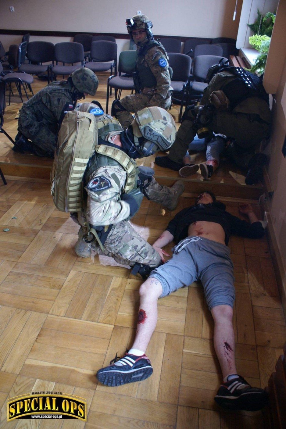 IV Zawody i Warsztaty Ratownictwa Taktycznego Grup Interwencyjnych Służby Więziennej Tactical Prison Rescue - 23-26.05.2017 - Wołów/Brzeg Dolny. - etap rozgrzewkowy w liceum.