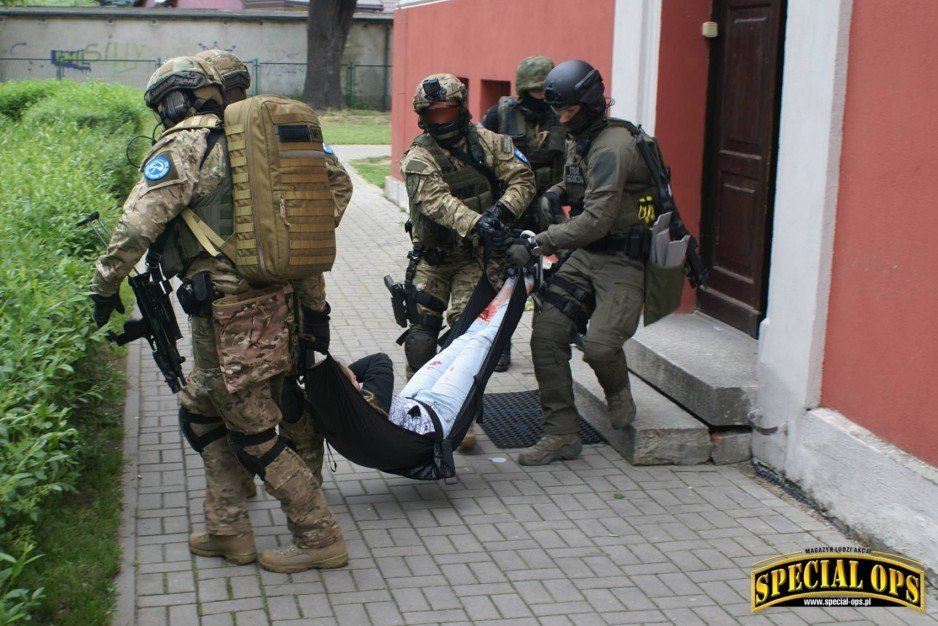 IV Zawody i Warsztaty Ratownictwa Taktycznego Grup Interwencyjnych Służby Więziennej Tactical Prison Rescue - 23-26.05.2017 - Wołów/Brzeg Dolny. - etap rozgrzewkowy w liceum.