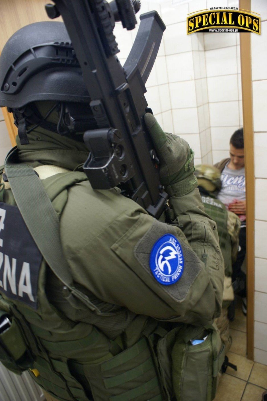 IV Zawody i Warsztaty Ratownictwa Taktycznego Grup Interwencyjnych Służby Więziennej Tactical Prison Rescue - 23-26.05.2017 - Wołów/Brzeg Dolny. - etap rozgrzewkowy w liceum.
