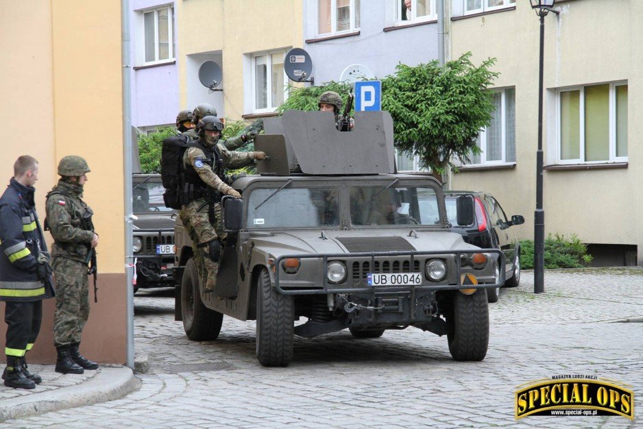 IV Zawody i Warsztaty Ratownictwa Taktycznego Grup Interwencyjnych Służby Więziennej Tactical Prison Rescue - 23-26.05.2017 - Wołów/Brzeg Dolny. - etap rozgrzewkowy w miejskim urzędzie.