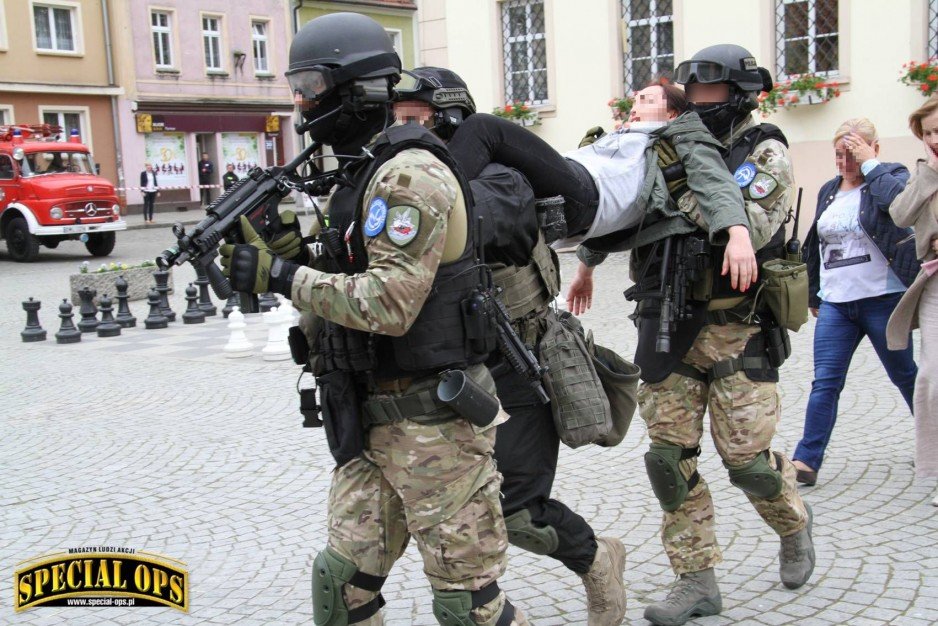 IV Zawody i Warsztaty Ratownictwa Taktycznego Grup Interwencyjnych Służby Więziennej Tactical Prison Rescue - 23-26.05.2017 - Wołów/Brzeg Dolny. - etap rozgrzewkowy w miejskim urzędzie.