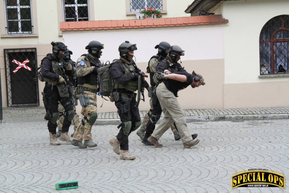 IV Zawody i Warsztaty Ratownictwa Taktycznego Grup Interwencyjnych Służby Więziennej Tactical Prison Rescue - 23-26.05.2017 - Wołów/Brzeg Dolny. - etap rozgrzewkowy w miejskim urzędzie.