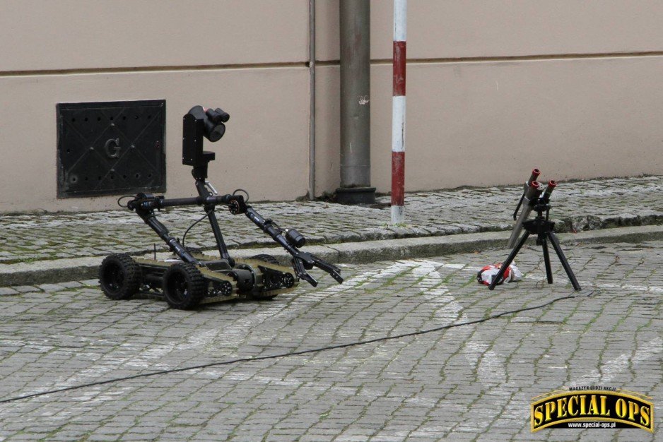 IV Zawody i Warsztaty Ratownictwa Taktycznego Grup Interwencyjnych Służby Więziennej Tactical Prison Rescue - 23-26.05.2017 - Wołów/Brzeg Dolny. - etap rozgrzewkowy w miejskim urzędzie.