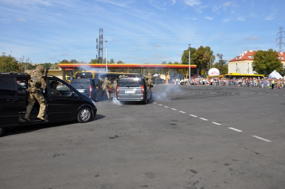 Wydział Działań Specjalnych OSŻW w Warszawie - pokaz dynamiczny podczas Dni Transportu Publicznego.