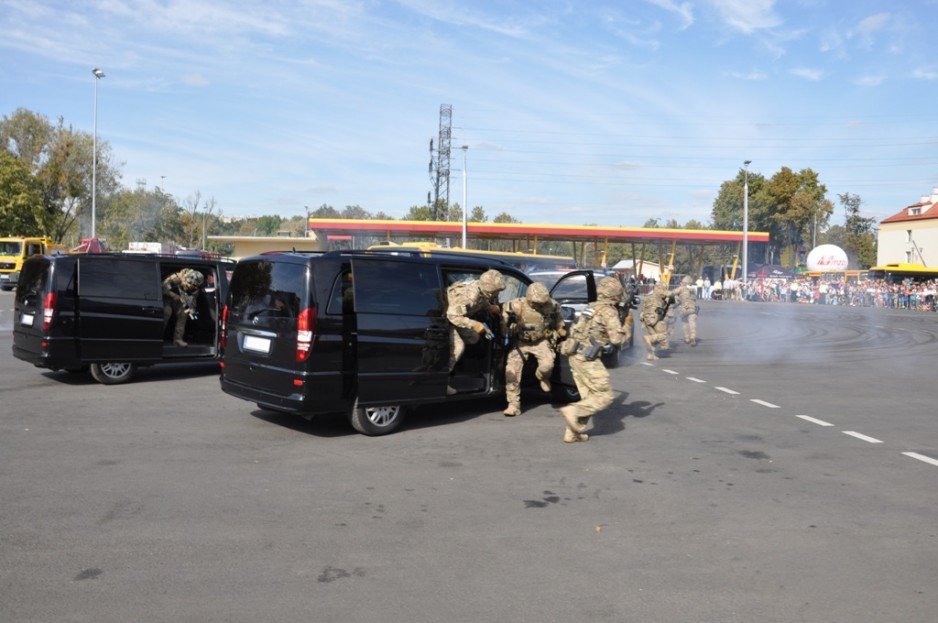 Wydział Działań Specjalnych OSŻW w Warszawie - pokaz dynamiczny podczas Dni Transportu Publicznego.