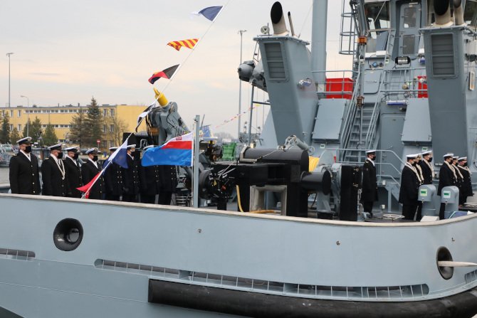 Podniesienie bandery na holowniku Semko
Fot. Źr&oacute;dło: 8.FOW