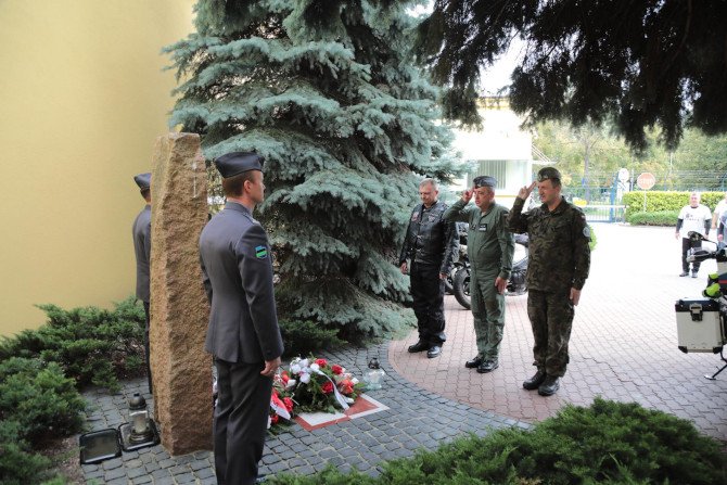 Odwiedziny w Kwaterze Smoleńskiej
Fot. Źr&oacute;dło: DG RSZ (Fot.: st. szer. Krystian Woźniak)