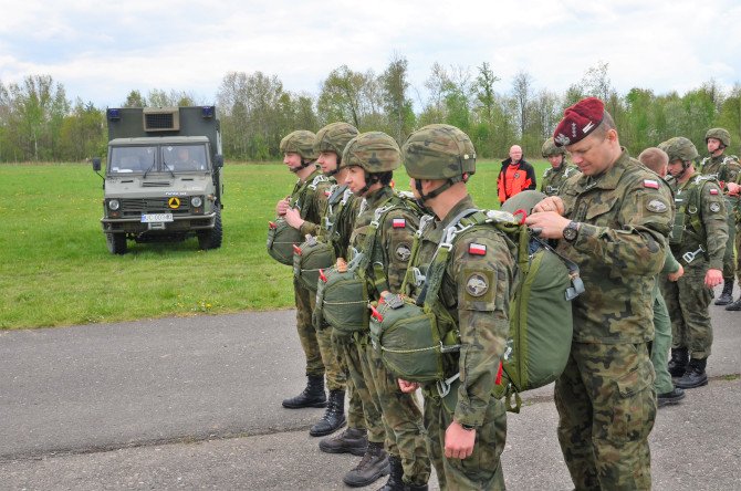 Skoki spadochronowe
Fot. Źr&oacute;dło: 25BKPow