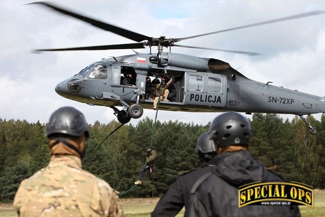 Notka informacyjna o serii szkoleń taktyczno-wysokościowych pododdział&oacute;w kontrterrorystycznych z r&oacute;żnych komend wojew&oacute;dzkich Policji (SPKP) z wykorzystaniem śmigłowc&oacute;w policyjnych Black Hawk.
Zdjęcia: Dominika Pupkowska-Bral /Wielkopolska Policja