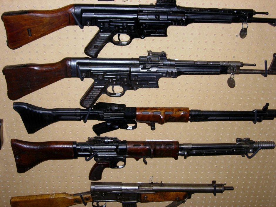5 egzemplarzy broni. Trzeci od góry to wczesna wersja FG- 42. Kolejny egzemplarz (czwarty od góry) wersja z wprowadzonymi zmianami.