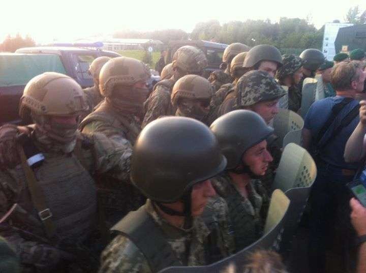 funkcjonariusze policji i sluzby granicznej ukrainy