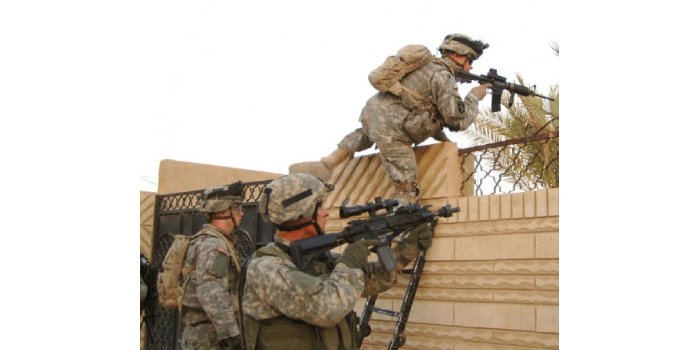 Amerykańscy żołnierze (w tym doradca z jednostki Asymmetric Warfare Group) w Iraku, rok 2006 Fot. US DoD&nbsp;