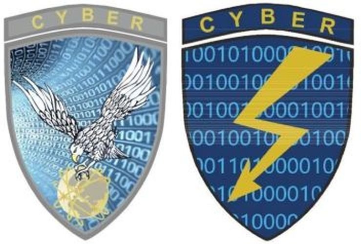 Po lewej: wzór graficzny odznaki pamiątkowej Centrum Operacji Cybernetycznych Decyzji Nr 2/MON Ministra Obrony Narodowej z dnia 11 stycznia 2017 r. (załącznik Nr 1) w sprawie wprowadzenia odznaki pamiątkowej oraz oznaki rozpoznawczej Centrum Operacji Cyb.