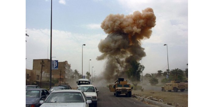 Eksplozja improwizowanego urządzenia wybuchowego w Iraku, rok 2005 Fot. US DoD