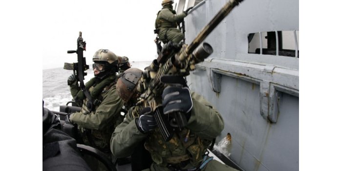 Żołnierze JW GROM podczas ćwiczeń z Navy SEALs na wodach Zatoki Gdańskiej Fot. US DoD