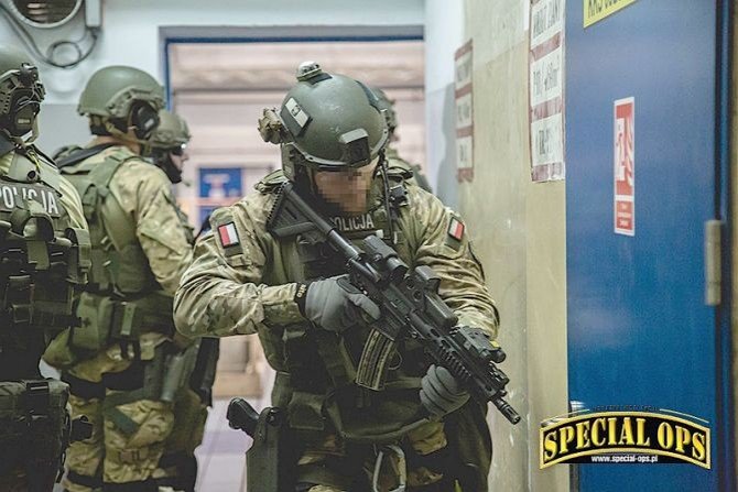 Ćwiczenia policjant&oacute;w z pododdział&oacute;w kontrterrorystycznych