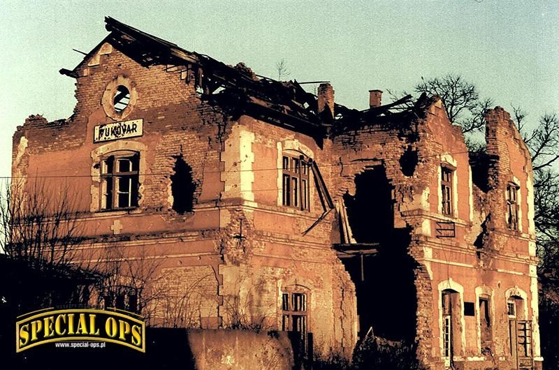 Zniszczony dworzec kolejowy w Vukovarze.