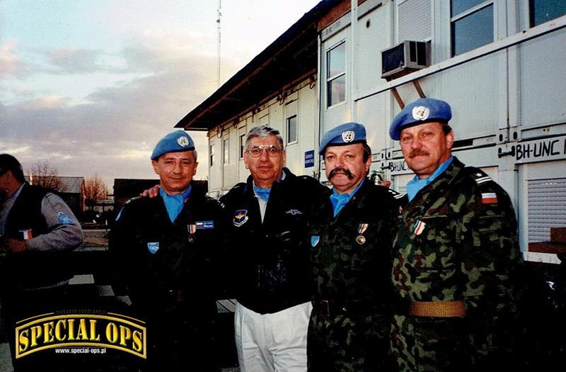 Tymczasowy administrator UNTAES J. P. Klein (bez beretu) 