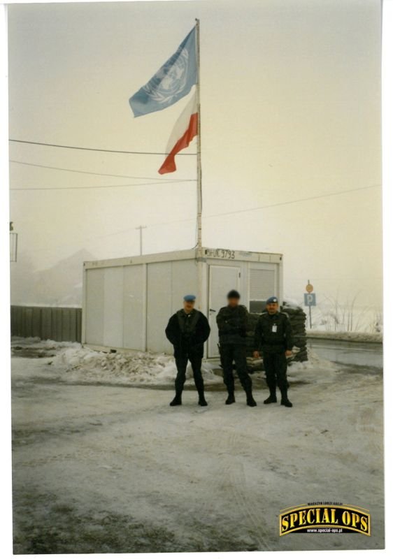 Żołnierze Polskiej Grupy Specjalnej przed wejściem do ich bazy w Erdut. Pierwszy z prawej kapitan Tomasz Gede.